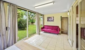 Area soggiorno di King Bed, Walk To Beenleigh Village & Marketplace Bedroom2