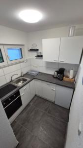 Køkken eller tekøkken på Rosengarten 3-Zimmer-Wohnung-4 Betten-Mainz