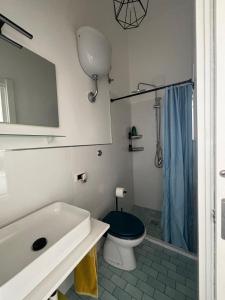 Guest House Emma في Boscotrecase: حمام مع مرحاض ومغسلة ودش