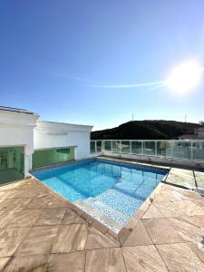 a swimming pool on the roof of a building at Prainha - Apartamento 3 Quartos in Arraial do Cabo