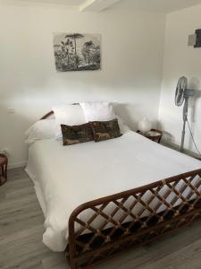 a bed with white sheets and pillows in a room at Pandrignes, appartement F2 in Pandrignes