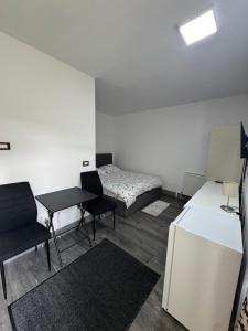 Postel nebo postele na pokoji v ubytování Downtown Private Rooms