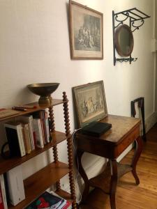 a room with a table and a mirror on a wall at Petit appartement douillet, centre historique de Dijon in Dijon