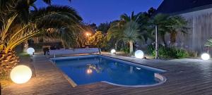 Bazén v ubytovaní Villa ensoleillée à Bretteville-sur-Ay avec piscine privée alebo v jeho blízkosti