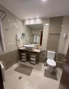 ein Badezimmer mit Waschbecken, Toilette und Dusche in der Unterkunft Daniel's Suite - 4 Season apartment in Bansko + 38 Fotos