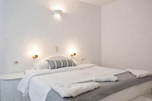 Giường trong phòng chung tại Artemis Suites