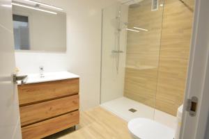 une salle de bain avec une douche avec des toilettes et un lavabo dans l'établissement Saval Cala Font, à Salou 76 autres photos