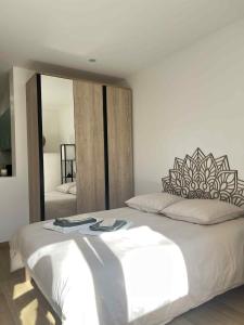 a bedroom with a large bed with a large mirror at Oasis & Charme au Cœur Ville in Audun-le-Tiche