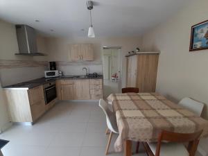 O bucătărie sau chicinetă la Maison à cinq min de la mer, à louer à la semaine, du 19 au 26 juillet 25