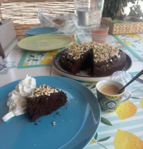 Guest House Emma في Boscotrecase: قطعة كيك وكوب قهوة على طاولة +15 صورة