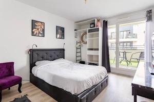 1 dormitorio con cama y silla morada en Résidence Nimrod Abraham - ParisLaDefense, en Colombes 44 fotos más