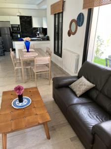 un salon avec un canapé et une table dans l'établissement Dar Selima Hammamet, à Hammamet