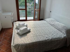 a bedroom with a bed with towels on it at Le Terrazze di katia rooms in Riomaggiore