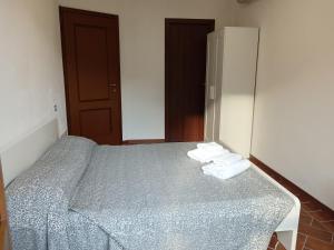 a bedroom with a bed with two towels on it at Le Terrazze di katia rooms in Riomaggiore +12 photos