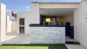 una cucina aperta e una zona soggiorno con un muro in pietra di Rizk Pyramids View Hotel a Il Cairo