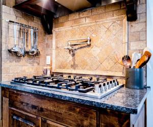 Köök või kööginurk majutusasutuses Powder Mountain Views & Golfing Pool Game Room Sauna