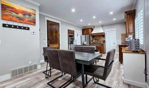 Köök või kööginurk majutusasutuses Powder Mountain Views & Golfing Pool Game Room Sauna +49 fotot