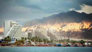 - une vue sur un complexe avec des montagnes en arrière-plan dans l'établissement סוויטה בסי סייד עם מרפסת - By Edomlux, à Eilat