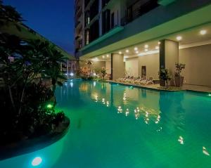 una gran piscina en un hotel por la noche en BBHomes at Bukit Bintang Casa Residency KL, en Kuala Lumpur