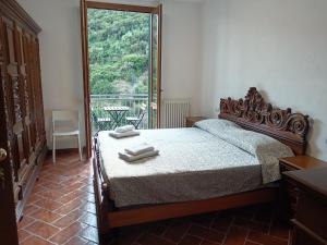 a bedroom with a bed with two towels on it at Le Terrazze di katia rooms in Riomaggiore