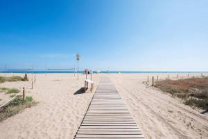 カステルデフェルスにあるBeach vibes in Castelldefelsの海を背景にした海岸遊歩道