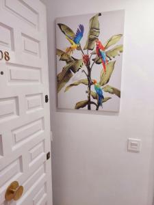 obraz przedstawiający dwa ptaki na ścianie obok drzwi w obiekcie Jupiter Dream - Breath Taking Design, Sea views and Facilities w mieście Benalmádena