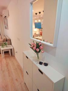 Pokój z ladą z wazonem kwiatów w obiekcie Jupiter Dream - Breath Taking Design, Sea views and Facilities w mieście Benalmádena