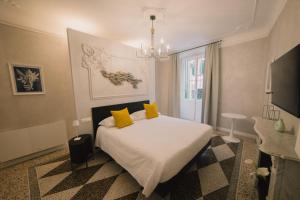 a bedroom with a bed with yellow pillows on it at Dimore di Mare in Arenzano