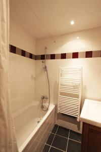 une salle de bain avec une baignoire et un lavabo dans l'établissement Les Cabasses 6 - Accommodation in a village house, à Villar-dʼArêne