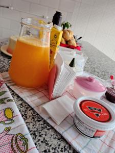a glass jar of orange juice sitting on a counter at Suíte Da Rosa in Cachoeira Paulista +7 photos