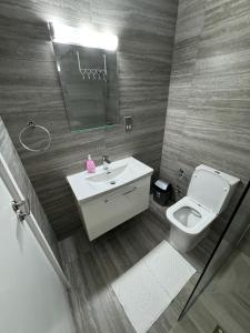 Bilik mandi di Blue Horizon Retreat-400m from the beach!