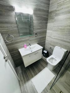 Bilik mandi di Blue Horizon Retreat-400m from the beach!