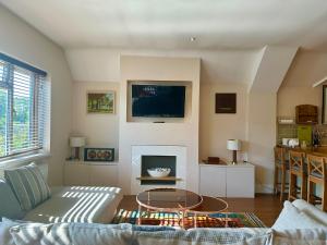 a living room with a couch and a fireplace at Stylish 2 Bed Apartment sleeps 4 in Yarnton