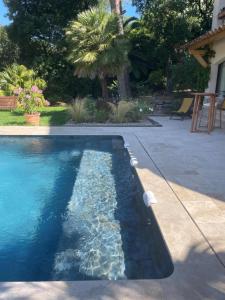 ein Schwimmbad mit Felsen im Wasser in der Unterkunft La Beluga in Sainte-Maxime + 30 Fotos