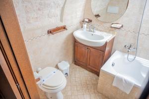 A bathroom at Charming Trulli