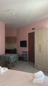Ένα ή περισσότερα κρεβάτια σε δωμάτιο στο Armela Guest House