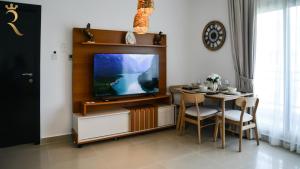 TV a/nebo společenská místnost v ubytování Al Reef Cozy 1BR with Pool and Serene Vibes
