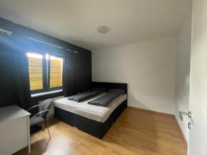 ein Schlafzimmer mit einem Bett und einem Stuhl darin in der Unterkunft Burg Kapfenberg in Kapfenberg
