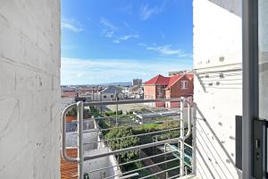 Un balcón con vista a una ciudad en Swift Studios No4, en Ciudad del Cabo