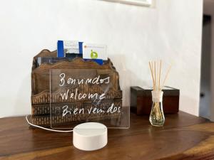 a table with a sign that says sandwichoitoitoit be a van verde at Maruan Heaven in Marvão