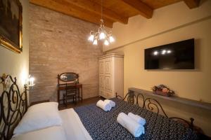 a bedroom with a bed with towels on it at Domus Hispellum in Spello