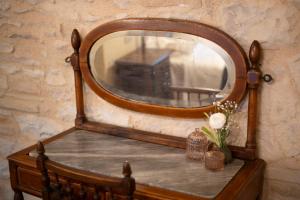 a mirror sitting on top of a wooden table at Domus Hispellum in Spello