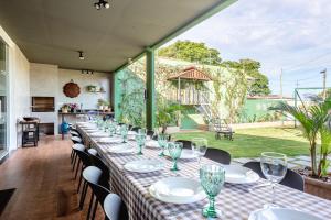 a long dining room with a long table and chairs at RESORT PARTICULAR perfeito p/ famílias com crianças e grupos in Foz do Iguaçu