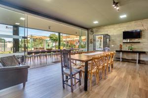 a dining room with a table and chairs at RESORT PARTICULAR perfeito p/ famílias com crianças e grupos in Foz do Iguaçu
