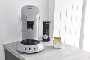 a food processor on a counter with a container of food at Zen Cottage - Centre ville in Brest