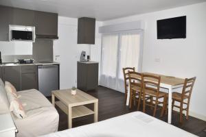 a small room with a kitchen and a table with chairs at Zen Cottage - Centre ville in Brest