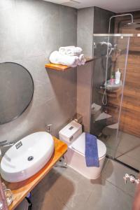 Koupelna v ubytování 503MSNK Luxe Studio with Balcony and Kitchen