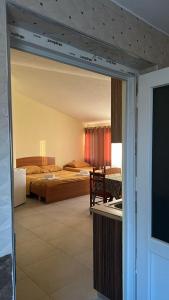 Ένα ή περισσότερα κρεβάτια σε δωμάτιο στο Armela Guest House