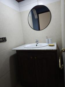 a bathroom with a sink and a mirror at Appartement avec Terrasse in Larache