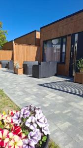 a pot of flowers sitting in front of a building at Neue Häuser mit Klimaanlage am Ostsee in Pustkowo